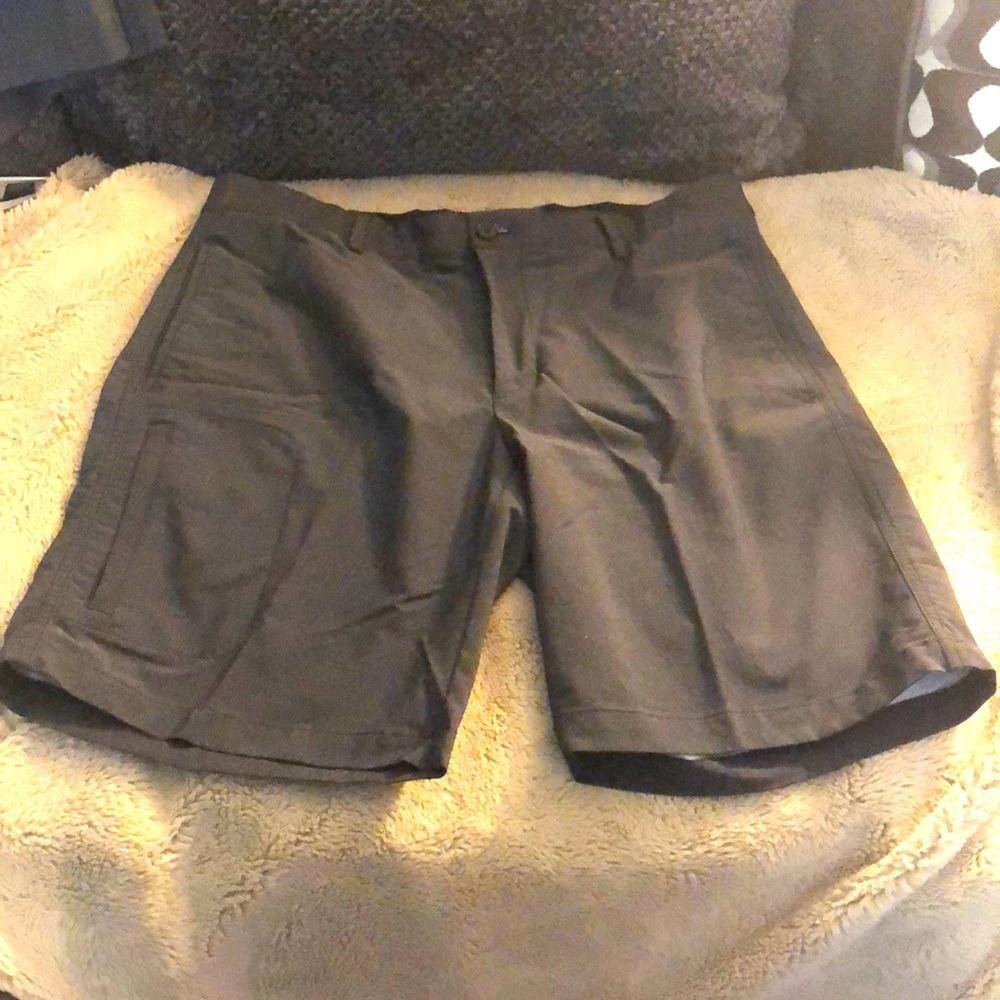 Greg Norman Stretch Shorts, size 34